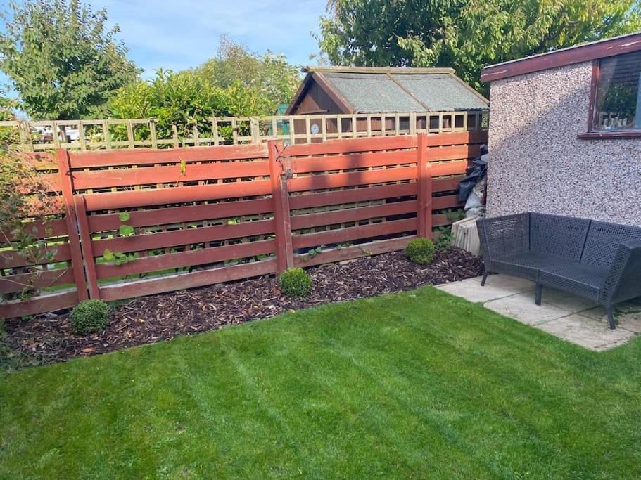 Lovely Semi-Beach 2X Pubs -5 Min Walk-Pets Welcome-Parking-Garden Scalby  Exterior photo