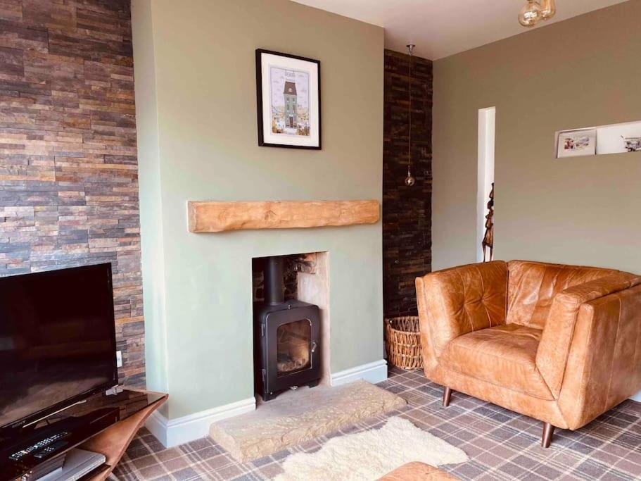 Lovely Semi-Beach 2X Pubs -5 Min Walk-Pets Welcome-Parking-Garden Scalby  Exterior photo
